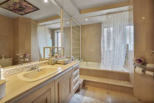 Salle de bains attenante à la CCP